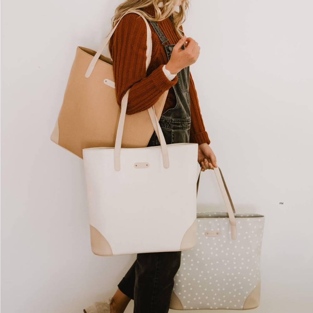 Everyday Tote in Almond 🤎 - Picture 5 of 9